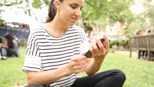 Mulher jogando com jogo de realidade aumentada — Vídeo de Stock