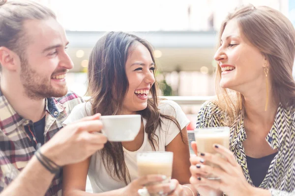 Grupo multirracial de amigos tomando un café juntos — Foto de Stock