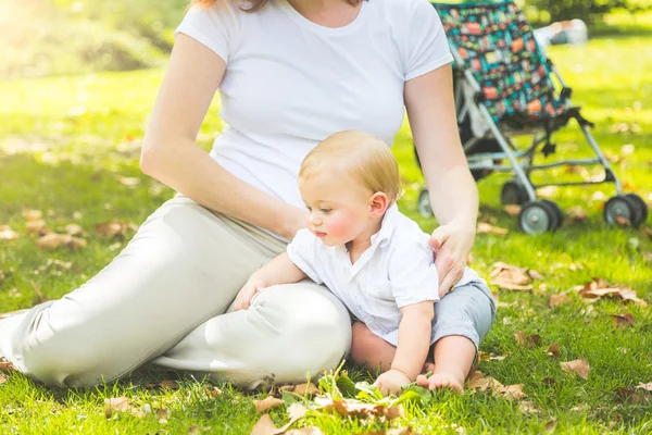 Lycklig mor och son på park — Stockfoto