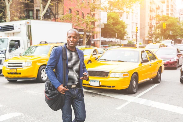 Svart man korsar gatan i New York. — Stockfoto