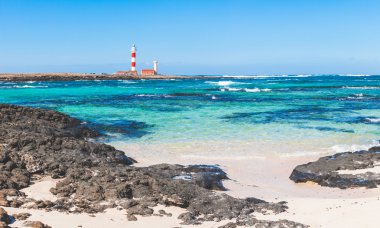 Fuerteventura ile görünümünde Sahil temiz su ve deniz feneri