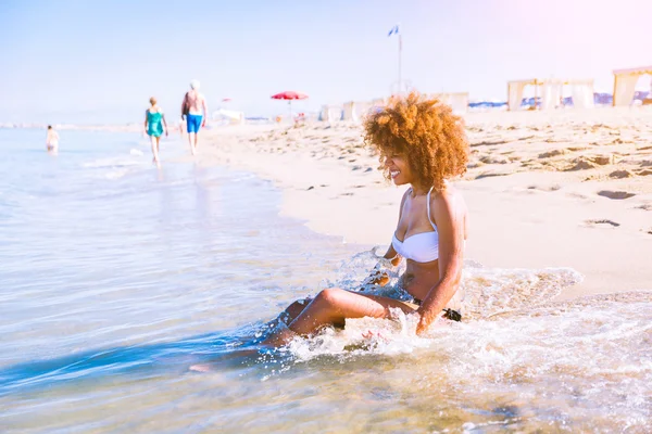 Young black woman having fun at seaside — Stock Photo, Image