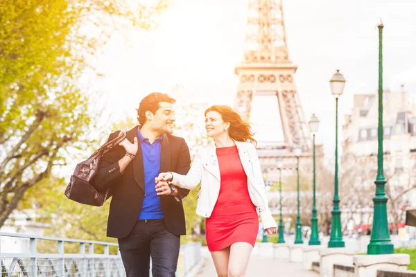 Pareja feliz en París con la Torre Eiffel de fondo —  Fotos de Stock