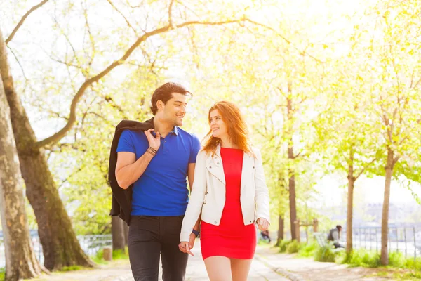 Casal apaixonado andando no parque em Paris — Fotografia de Stock