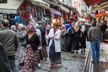 İnsanlar Istanbul'da yerel pazarda 