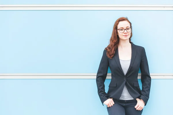 Young businesswoman portrait against plain background — Stock Photo, Image