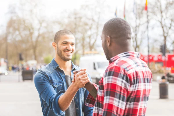 Two men giving a friendly handshake — Stock Photo, Image