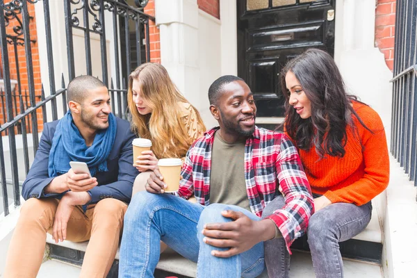 Grupo multirracial de amigos se divertindo juntos em Londres — Fotografia de Stock