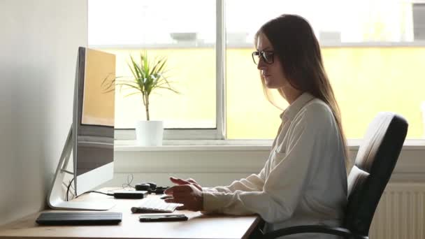 Mujer joven en el trabajo, situación de la oficina en casa — Vídeos de Stock