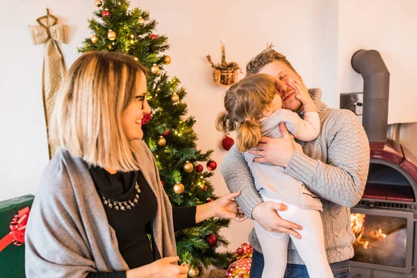 Bebek Kız Noel Ağacının Yanında Babasına Sarılıyor Anne Aile Olarak — Stok fotoğraf