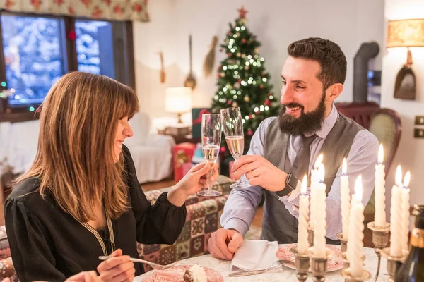 Coppia Felice Brindare Festeggiare Natale Capodanno Giovani Casa Lontano Dalla — Foto Stock