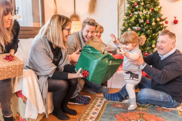 Menina Feliz Com Família Unboxing Presente Dia Natal Casa Situação — Fotografia de Stock