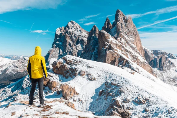 Man Standing Top Snowy Mountain Hiker Wearing Yellow Jacket Looking — Stock Photo, Image