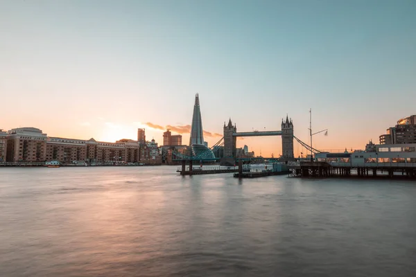 ロンドン塔橋と夕日のスカイライン フレームの中心部にある前景にテムズ川と有名なランドマークとロンドンの美しい景色 旅行や建築 — ストック写真