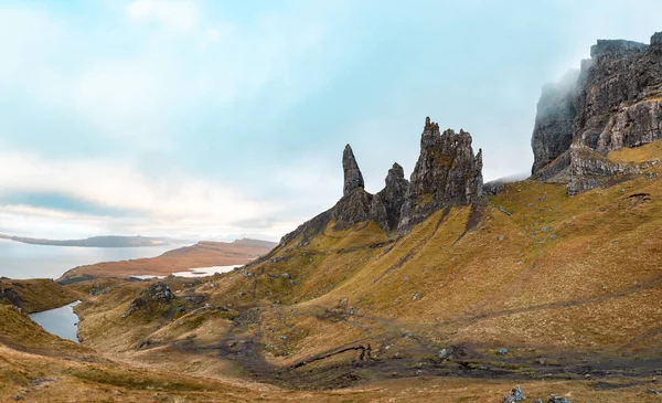 曇り空の日にスコットランドのストーラーの老人でスカイ島の美しい旅行風景 秋の色 自然と旅行のコンセプト — ストック写真