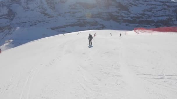 Прогулюючись Схилах Снігу Горах Перша Людина Бачить Людина Спускається Гору — стокове відео