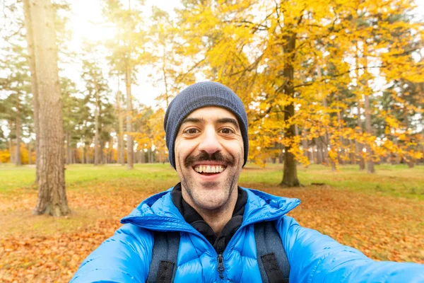 Uomo Felice Che Selfie Nel Bosco Con Belle Vibrazioni Autunnali — Foto Stock