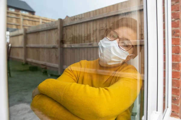 Woman Wearing Face Mask Isolating Home Looking Out Window Young — Stock Photo, Image