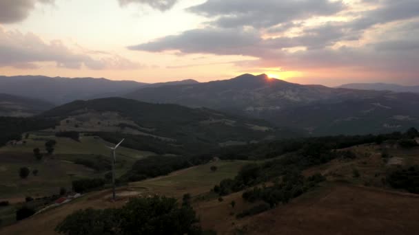 日落时美丽的空中乡村景色 意大利巴西拉塔地区美丽的山丘 色彩迷人 自然与旅行理念 背景视频 — 图库视频影像