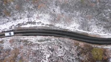 Karlı kırsal yolda araba sürüşünün hava manzarası - İtalya 'da beyaz kırsal kesimde kış manzarasının havadan görüntüsü - seyahat ve doğa kavramları