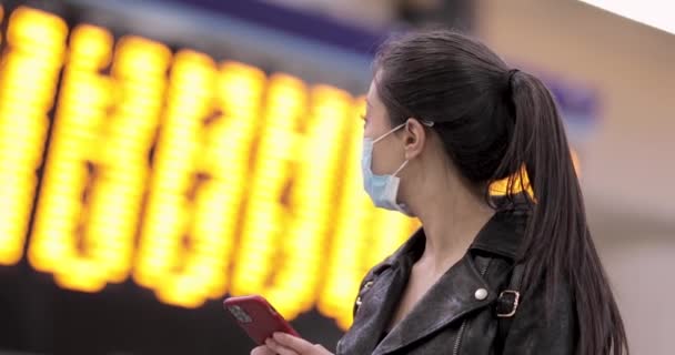 Donna Cinese Alla Stazione Ferroviaria Londra Indossando Maschera Viso Proteggere — Video Stock