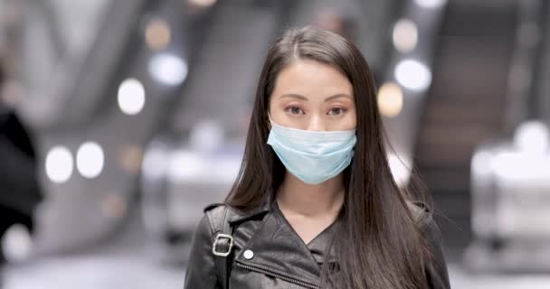 Čínská Žena Vlakovém Nádraží Londýně Nosí Masku Obličej Chránit Před — Stock video