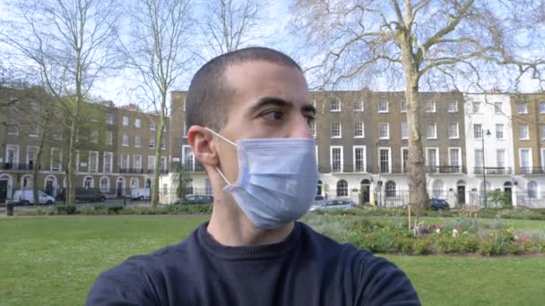 Портрет Молодого Человека Маске Человек Медицинской Маске Парке Лондоне Образ — стоковое видео