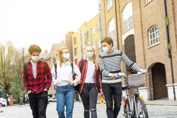 Gruppo Amici Adolescenti Che Indossano Maschere Facciali Camminano Città Gruppo — Foto Stock