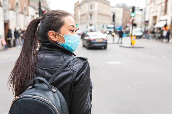 Donna Cinese Londra Indossa Maschera Coronavirus Mentre Viaggio Essenziale Durante — Foto Stock