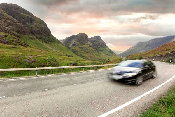 Homályos Autó Áthajt Hegyvidéken Skóciában Utazási Közlekedési Koncepció Skót Táj — Stock Fotó
