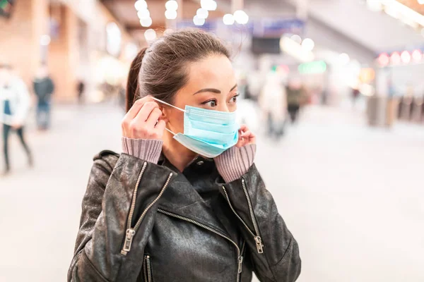 Donna Asiatica Con Maschera Facciale Alla Stazione Ferroviaria Mantenere Distanza — Foto Stock