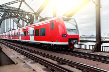 Frankfurt 'ta tren ve tren rayları - Almanya' da önü boş bölgesel kırmızı tren - ulaşım ve seyahat kavramları