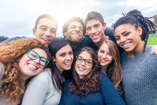 Multiracial People Together Selfie Making Funny Faces Grupa Przyjaciół Mieszanymi — Zdjęcie stockowe