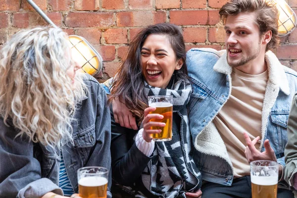 Pessoas Desfrutando Uma Cerveja Juntos Cervejaria Pub Feliz Rindo Homem — Fotografia de Stock