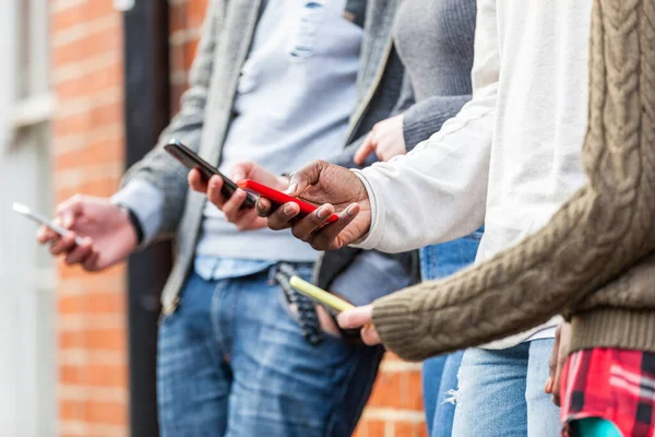 Primer Plano Las Personas Multiétnicas Utilizando Teléfonos Inteligentes Detalle Las —  Fotos de Stock