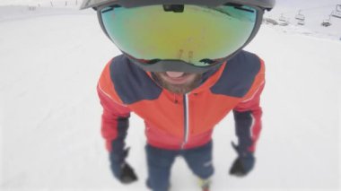 Karlı dağlarda kayak yapan yakın arkadaş, FPV - Genç adam kayakla yokuş aşağı gidiyor ve Alpler, İtalya 'da bayırda eğleniyor - Kış sporu ve aktiviteleri