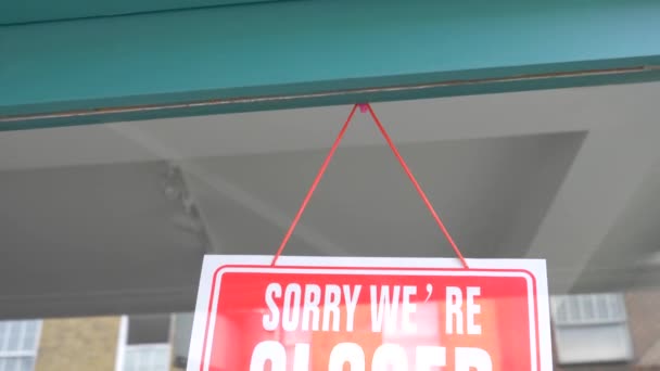 Désolé panneau fermé sur l'entrée du magasin à Londres - Entreprise fermée en raison de la pandémie de coronavirus - image de fond sur les magasins fermés et les restaurants de la ville — Video