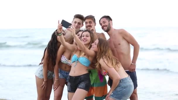 Multiculturális baráti társaság, akik szelfit készítenek a strandon - Fiatalok együtt a tengerparton fényképeznek mobiltelefonnal, hogy megosszák a közösségi médián - Életmód és barátság fogalmak — Stock videók