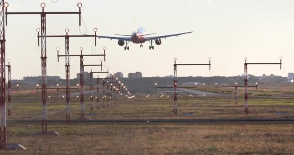 Mayorka Gün Batımında Piste Inen Uçak Son Yaklaşan Havaalanı Işıklarında — Stok video