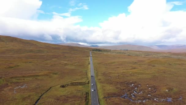 Flygfoto över landsvägen i Skottland en solig dag - Vackert landskap i höglandet - Äventyrs- och resekoncept under höstsäsongen i Storbritannien — Stockvideo