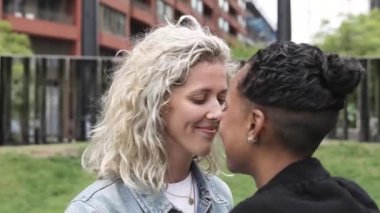 Mutlu melez lezbiyen çift öpüşüyor ve sarılıyor - kız arkadaşlar, milenyum kadınları, Londra 'da mutlu bir hayat süren kızlar - LGBTQ konsepti karışık ırk güzel çiftlerle