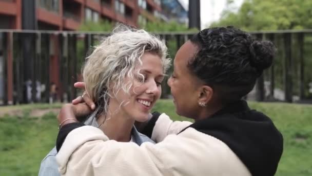 Couple lesbien mixte heureux dans l'amour embrasser et câliner - Copines, millennials femmes, filles à Londres vivre un mode de vie heureux - concept LGBTQ avec mixte beau couple — Video