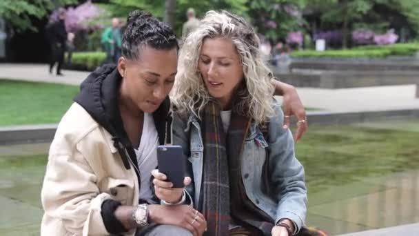Happy mixed race girlfriends taking a selfie in London - Para lesbijek, millennials women, having fun together in London - koncepcja LGBTQ z wielorasową piękną parą — Wideo stockowe