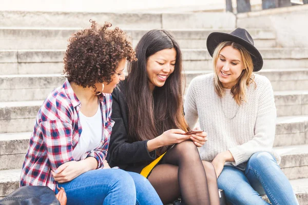 Vrouwen Ontmoeten Plezier Hebben Met Een Telefoon Londen Multiraciale Gemengde — Stockfoto