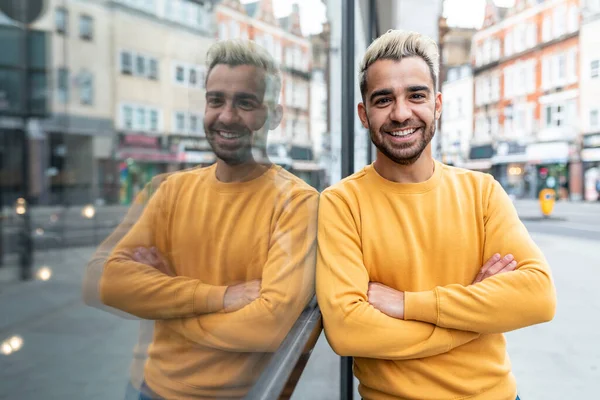 Retrato Hombre Feliz Londres Joven Sonriente Apoyado Escaparate Cristal Estilo —  Fotos de Stock