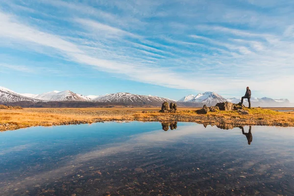 Explorer Ijsland Met Reflectie Het Water Volwassen Man Staat Een — Stockfoto