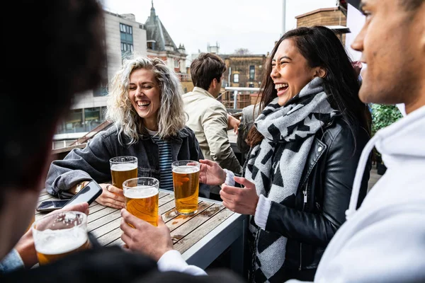 Pessoas Desfrutando Uma Cerveja Juntos Cervejaria Pub Feliz Rindo Homem — Fotografia de Stock