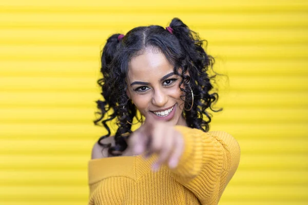 Happy Black Woman Portrait Yellow Background Pointing Camera Smiling Beautiful — Stock Photo, Image