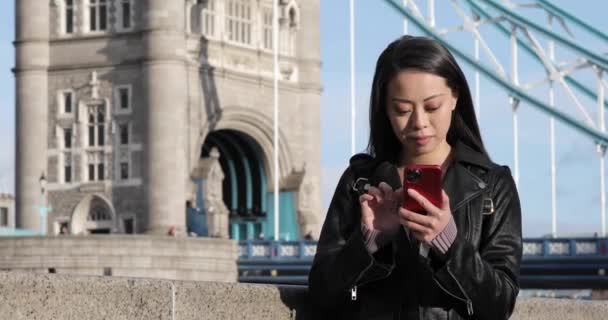 Kínai Csinál Egy Szelfit Londonban Tower Bridge Háttérben — Stock videók