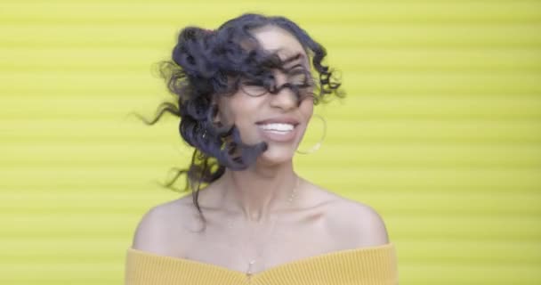 Yavaş Hareket Eden Siyah Kadın Sarı Arka Planda Başını Saçlarını — Stok video